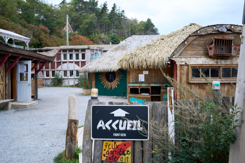Saison,Été,Camping,Hébergement,MRC Haute-Gaspésie,Région,Sainte-Anne-Des-Monts,Le Sea Shack,Chalet,Eau,Plage,Bar,Club,Pub,Brasserie,Jour,Temps